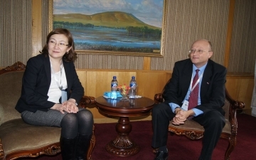 Питер Викендэн: Монгол Улсын төрийн түшээдийн өөрсдийнх нь шийдэх...