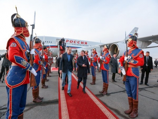 Сергей Лавровын жийнсэн өмдний талаар тайлбар хийв