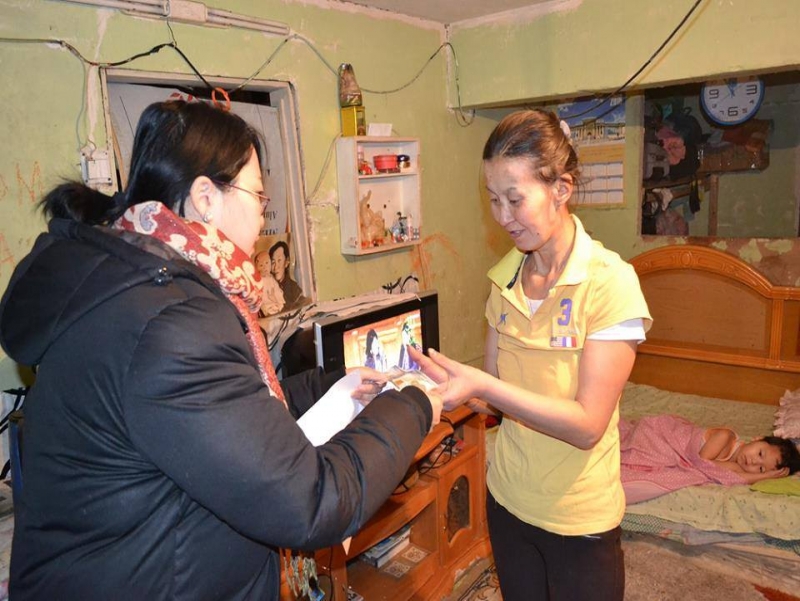 МАН-ын бүлгийн ажлын албанаас өрх толгойлсон ээжүүдэд мөнгөн тусл...