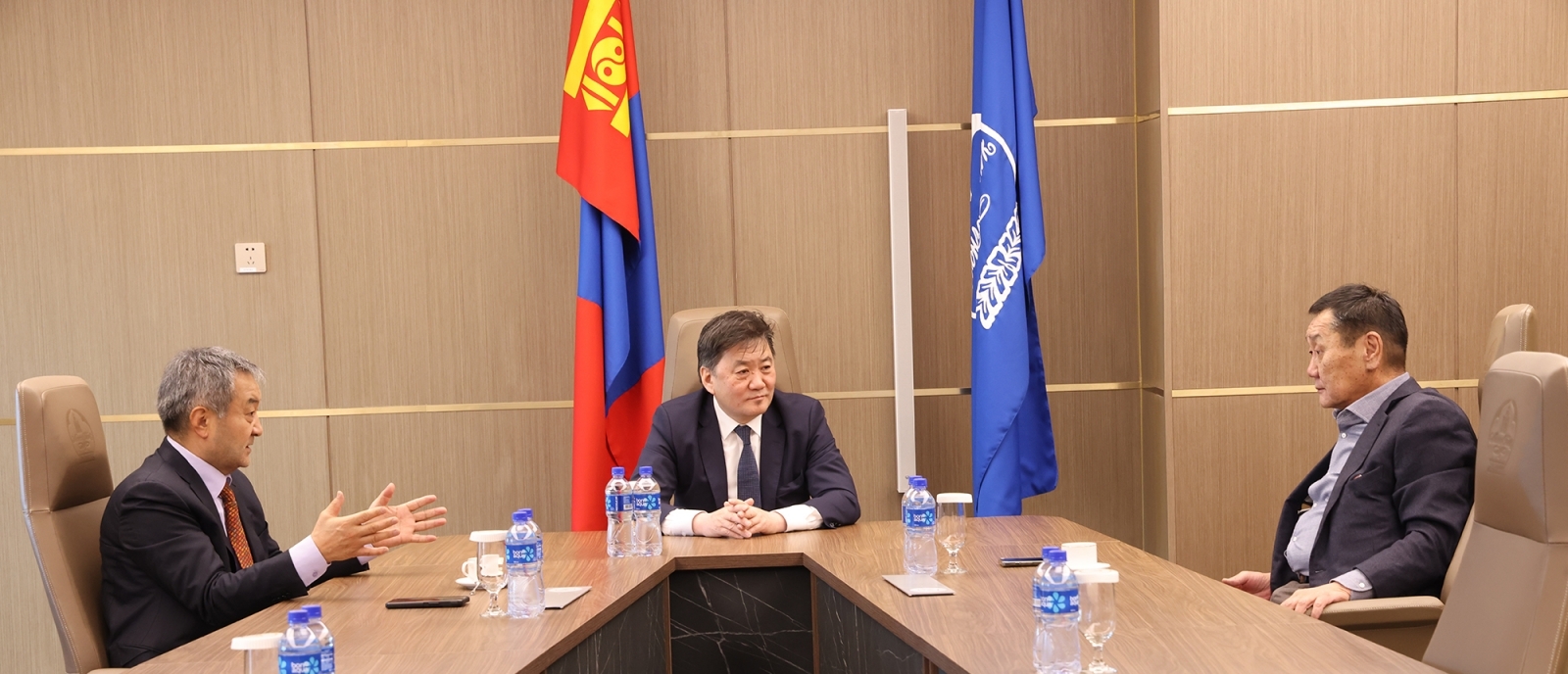 Монголбанкны Ерөнхийлөгч Б.Лхагвасүрэн үе үеийн удирдлагуудыг хүл...